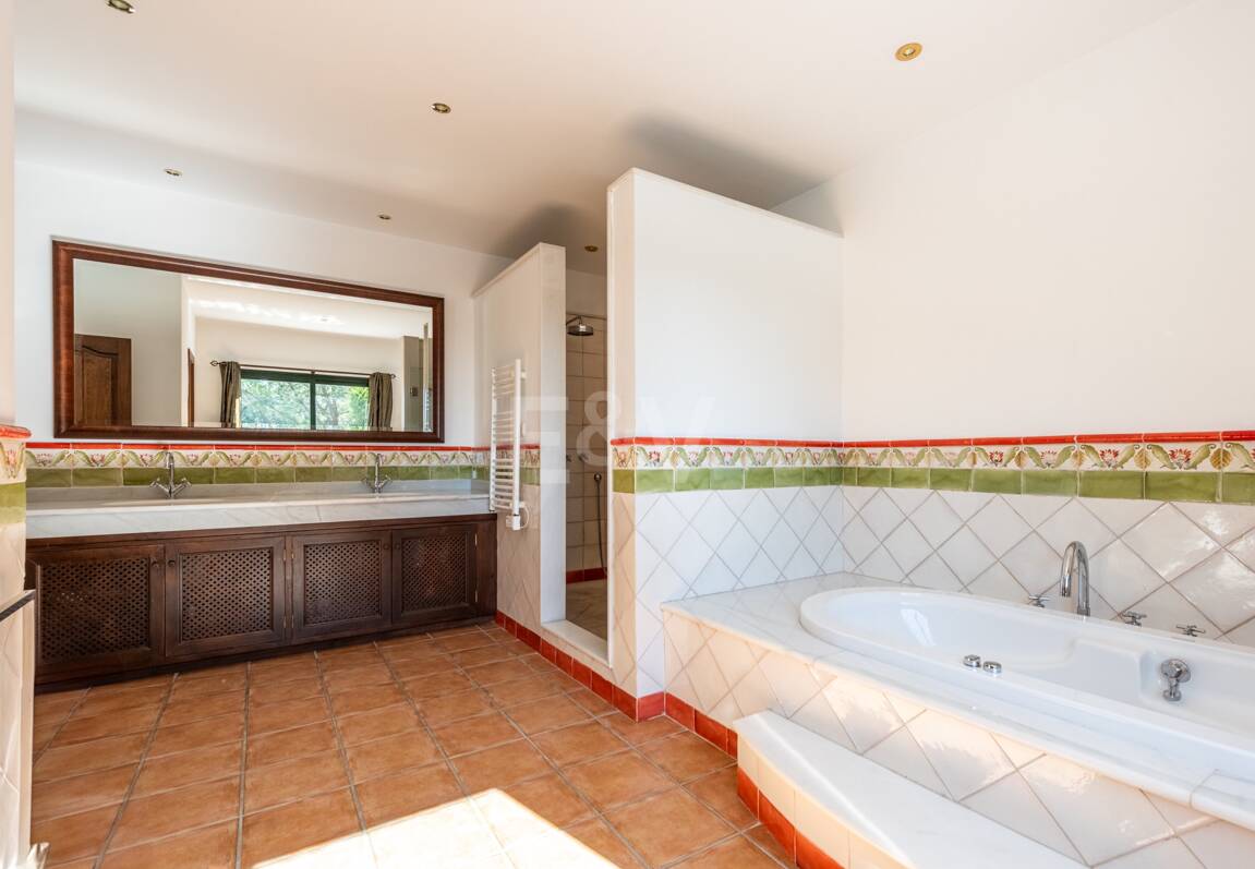 Klassisk andalusisk villa med havsutsikt i prestigefylld El Madroñal