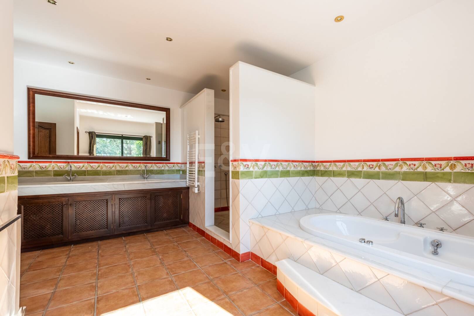 Villa Andaluza Clásica con Vistas al Mar en la Exclusiva Zona de El Madroñal