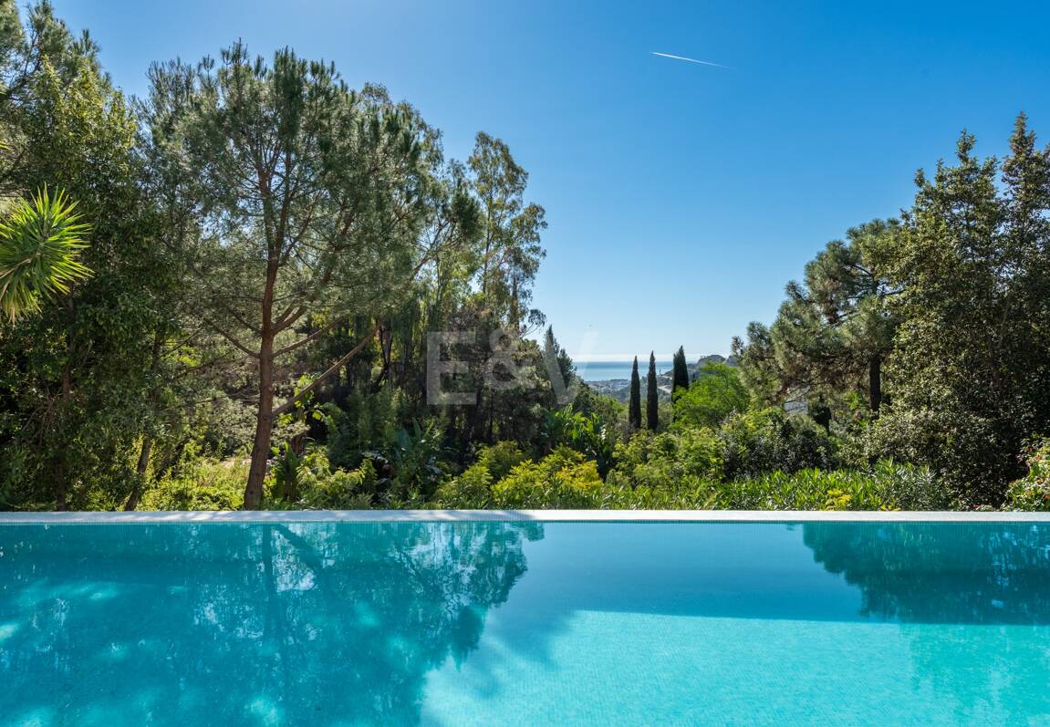 Klassisk andalusisk villa med havsutsikt i prestigefylld El Madroñal