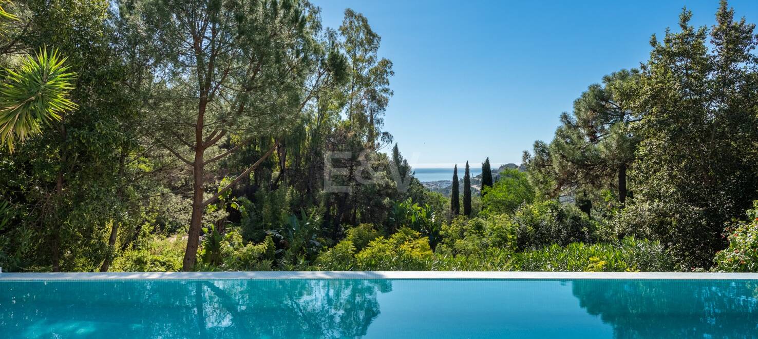 Klassisk andalusisk villa med havsutsikt i prestigefylld El Madroñal
