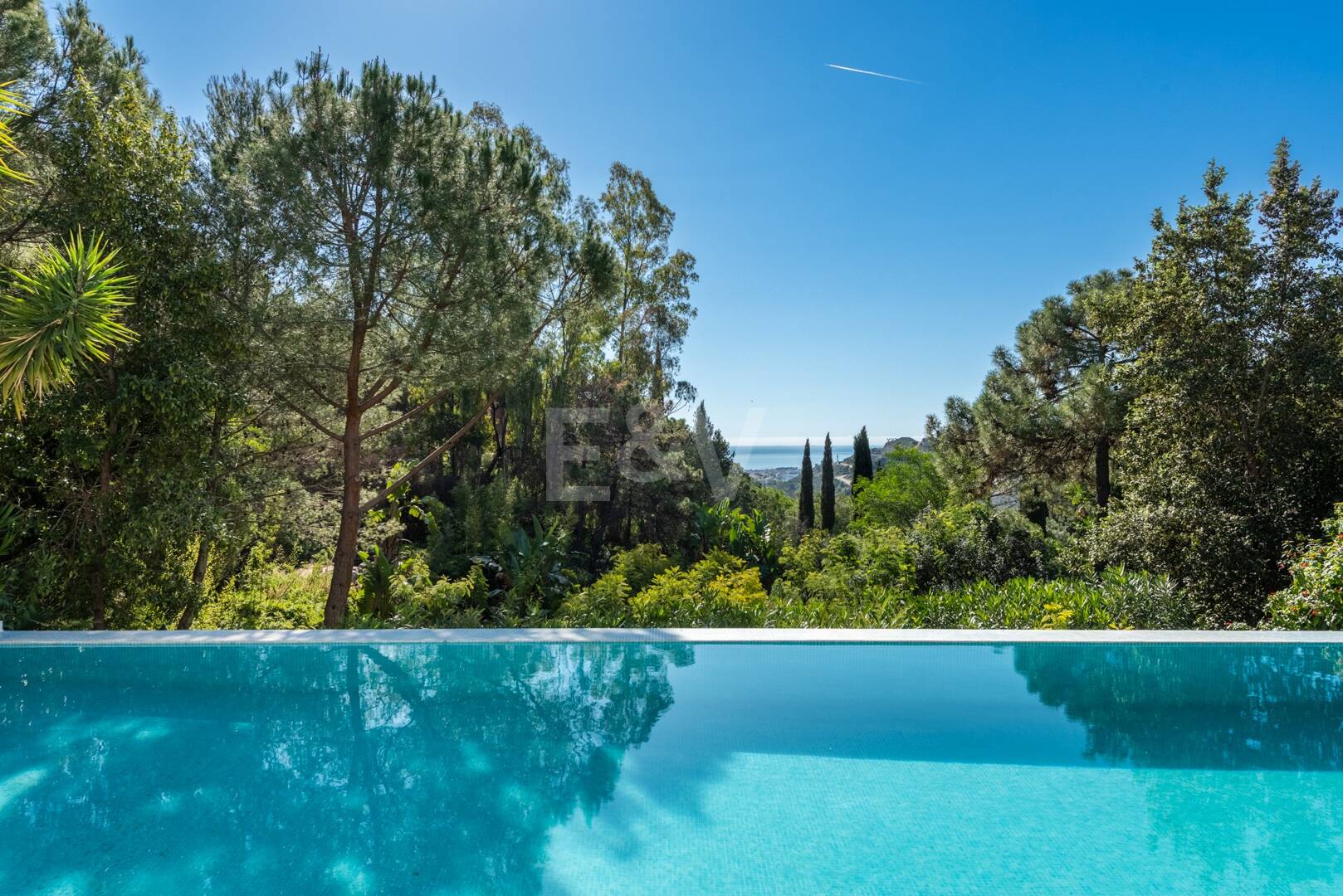 Villa Andaluza Clásica con Vistas al Mar en la Exclusiva Zona de El Madroñal