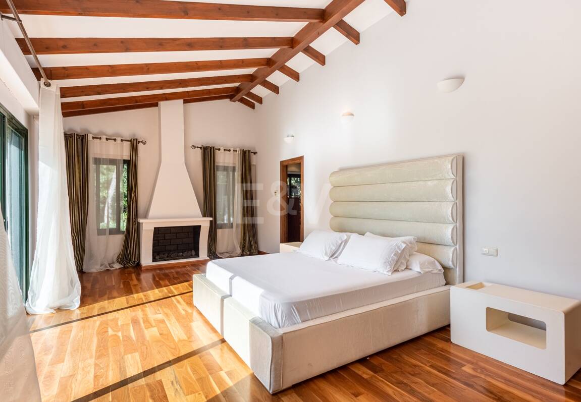 Klassisk andalusisk villa med havsutsikt i prestigefylld El Madroñal