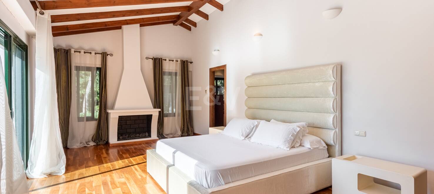 Klassisk andalusisk villa med havsutsikt i prestigefylld El Madroñal