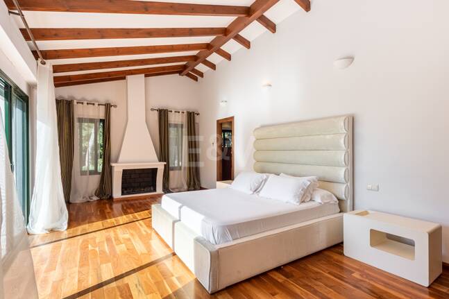 Klassisk andalusisk villa med havsutsikt i prestigefylld El Madroñal