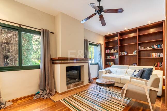 Klassisk andalusisk villa med havsutsikt i prestigefylld El Madroñal