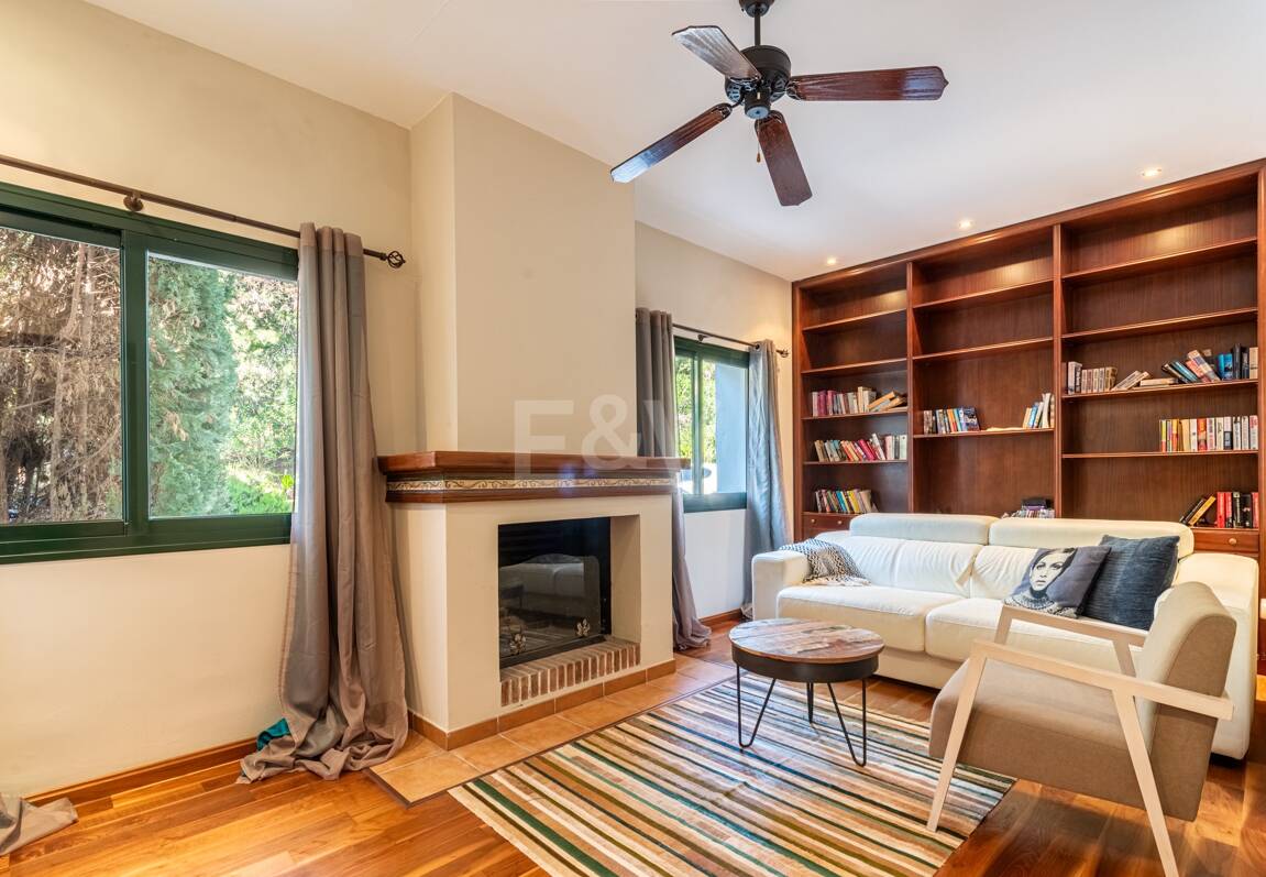 Klassisk andalusisk villa med havsutsikt i prestigefylld El Madroñal