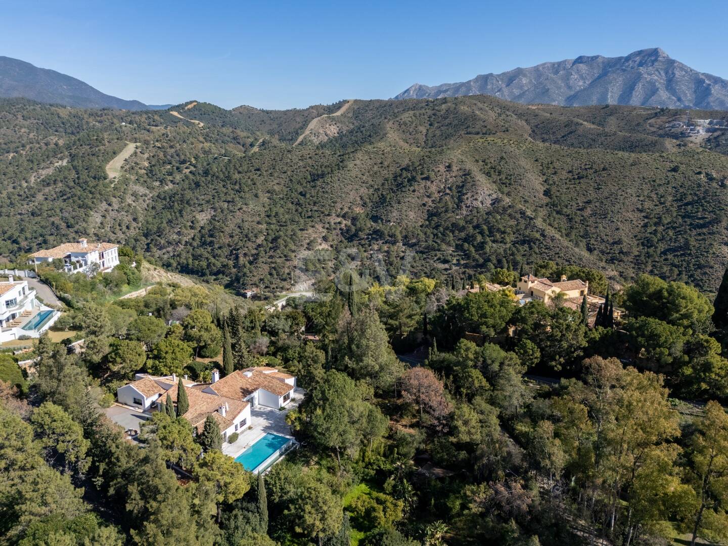 Villa Andaluza Clásica con Vistas al Mar en la Exclusiva Zona de El Madroñal