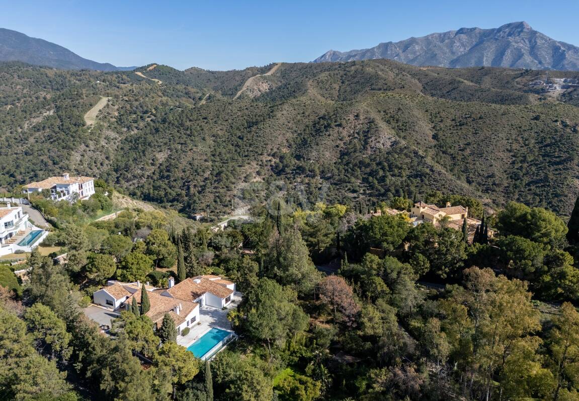 Klassisk andalusisk villa med havsutsikt i prestigefylld El Madroñal