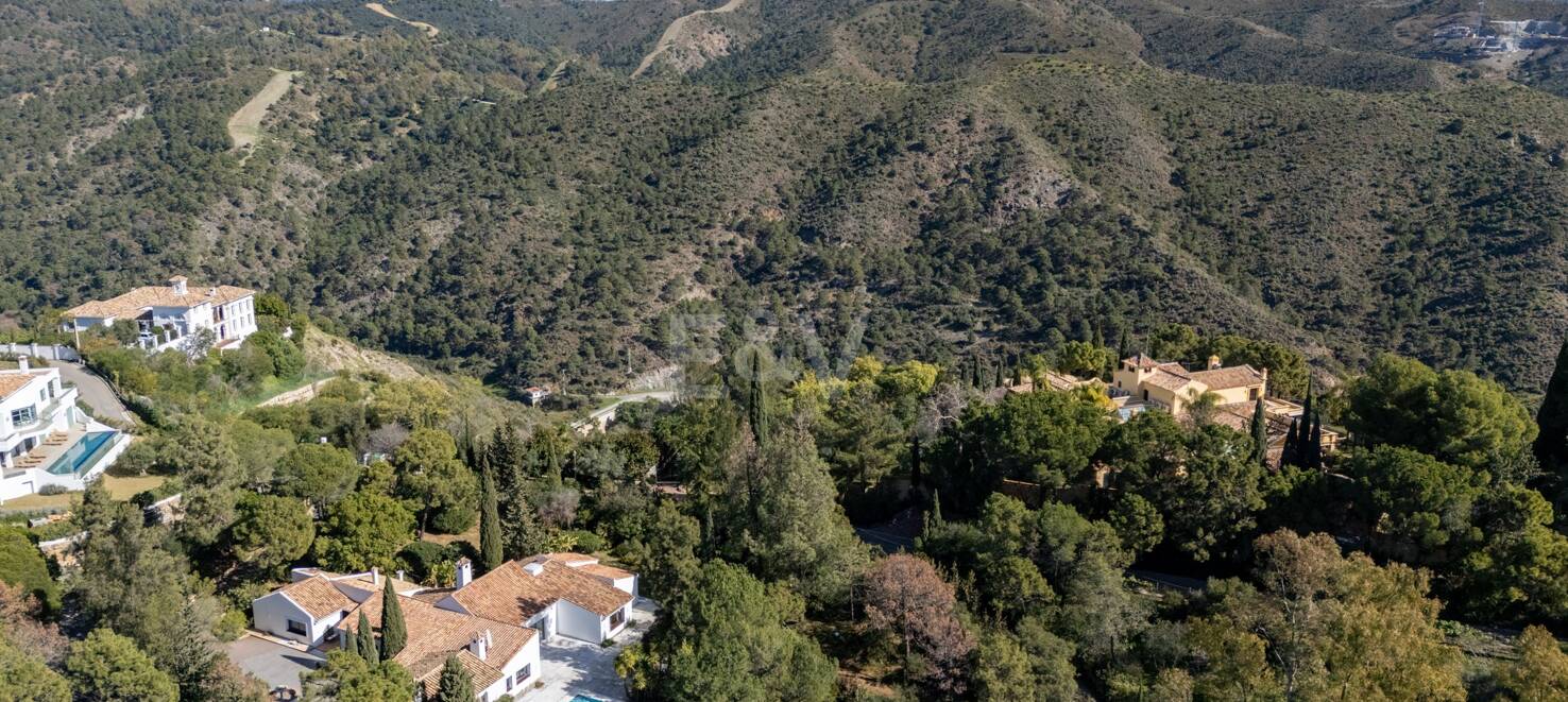Klassisk andalusisk villa med havsutsikt i prestigefylld El Madroñal