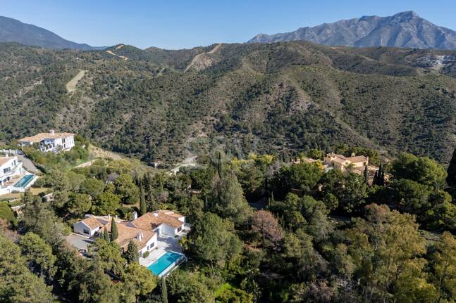 Klassisk andalusisk villa med havsutsikt i prestigefylld El Madroñal