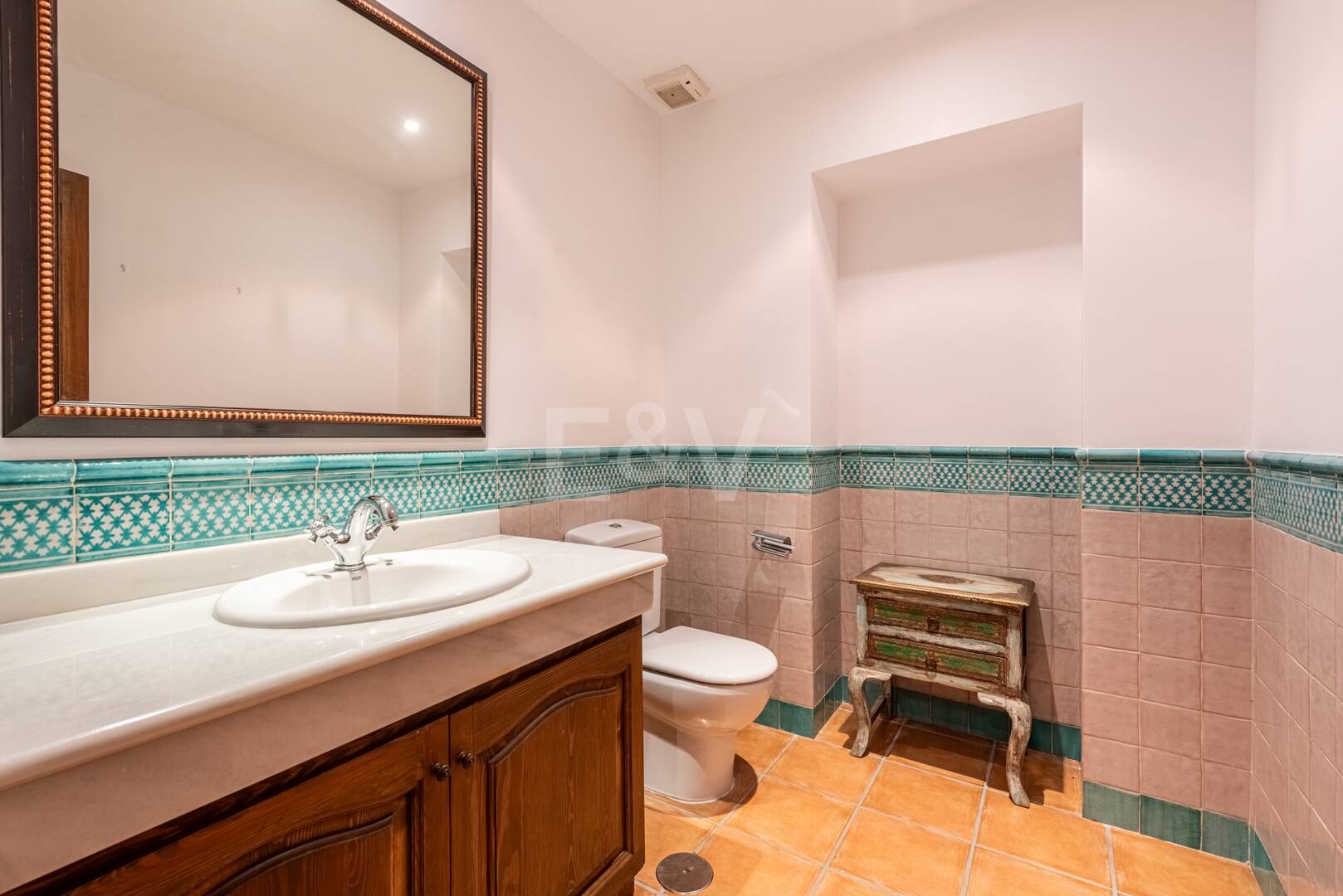 Villa Andaluza Clásica con Vistas al Mar en la Exclusiva Zona de El Madroñal