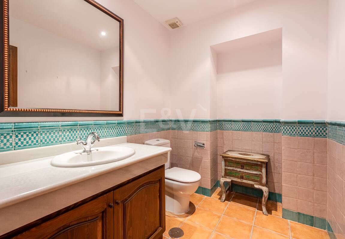 Klassisk andalusisk villa med havsutsikt i prestigefylld El Madroñal