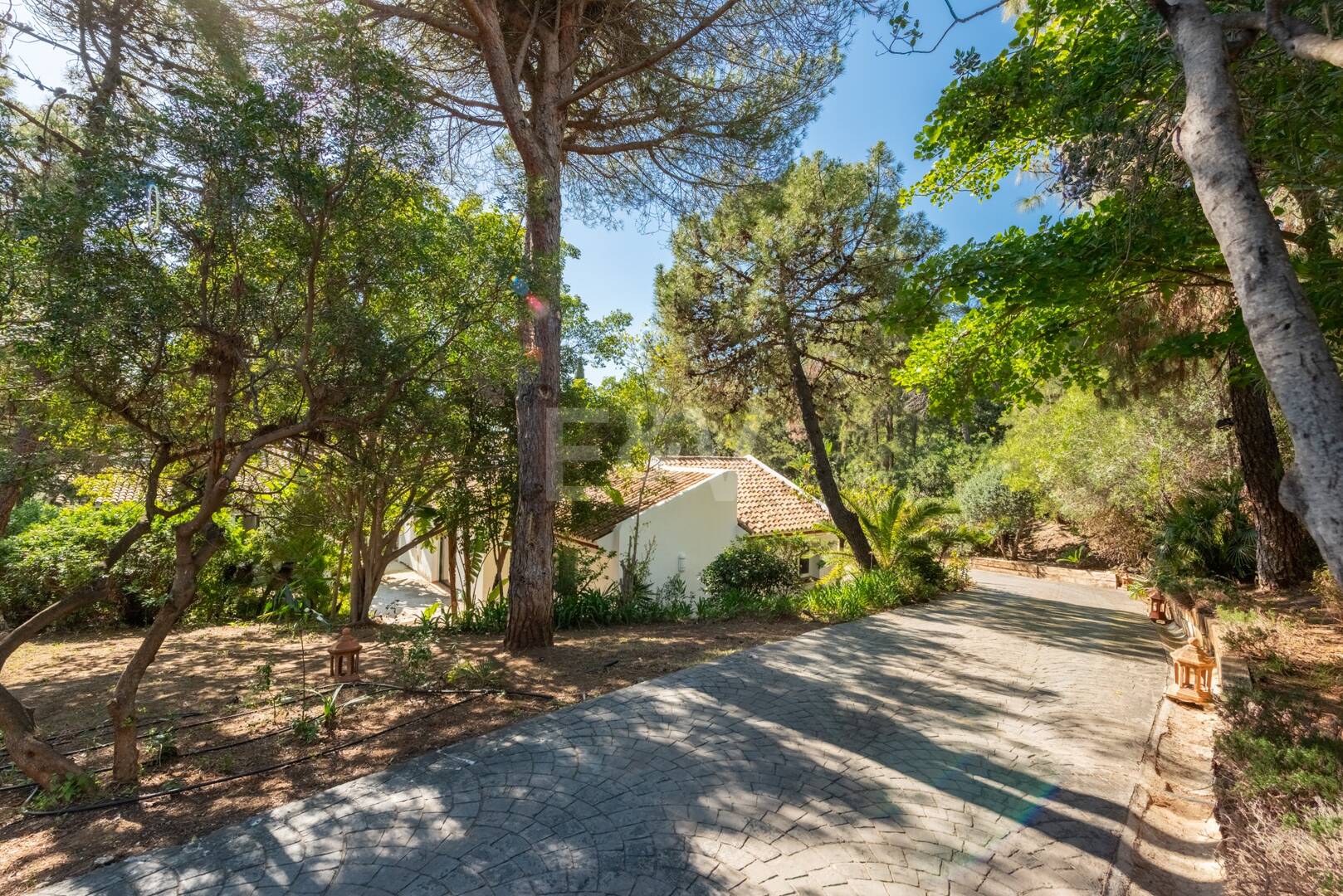 Klassisk andalusisk villa med havsutsikt i prestigefylld El Madroñal