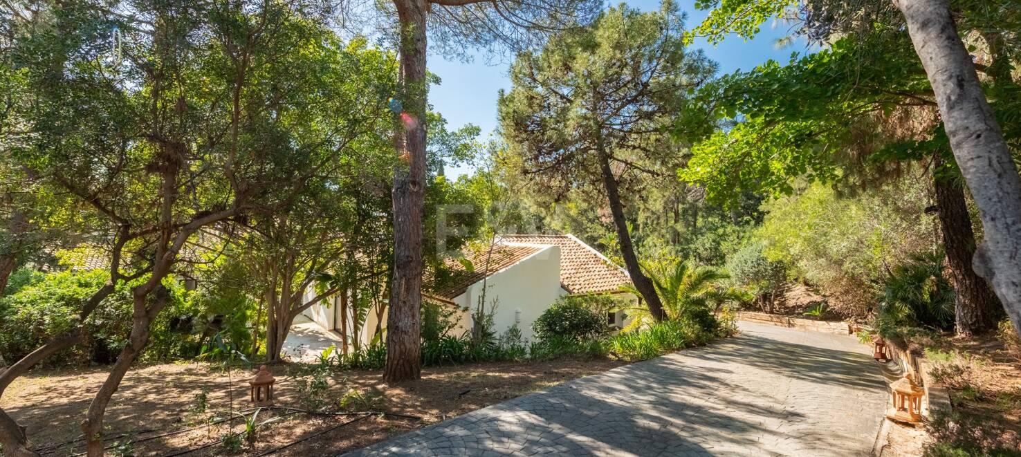 Klassisk andalusisk villa med havsutsikt i prestigefylld El Madroñal