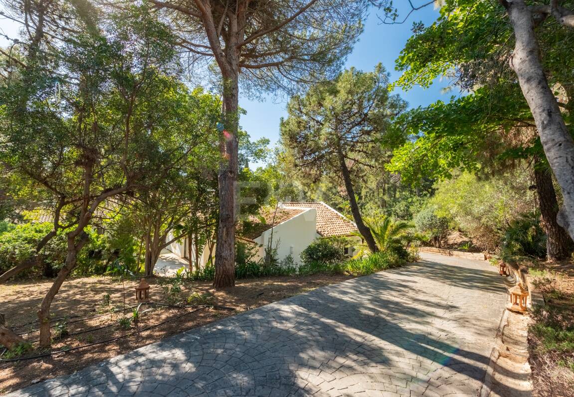 Klassisk andalusisk villa med havsutsikt i prestigefylld El Madroñal