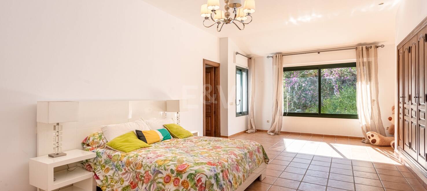Klassisk andalusisk villa med havsutsikt i prestigefylld El Madroñal