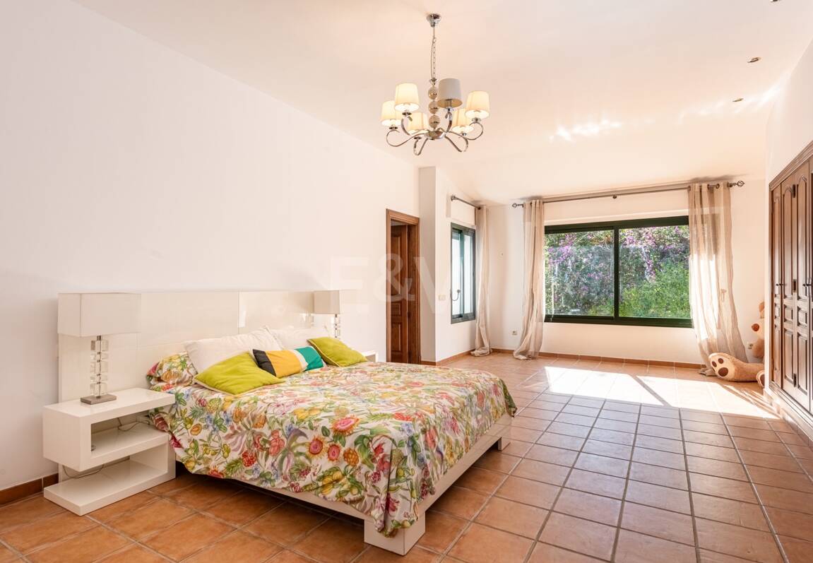 Klassisk andalusisk villa med havsutsikt i prestigefylld El Madroñal