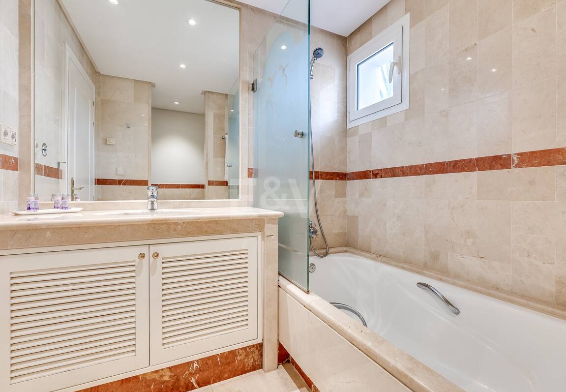 Ático exclusivo de 3 habitaciones frente a la playa con instalaciones de bienestar– Ventura del Mar -Ubicación privilegiada -Puerto Banús – Marbella | Disponible para alquiler a corto y medio plazo a partir de julio de 2026