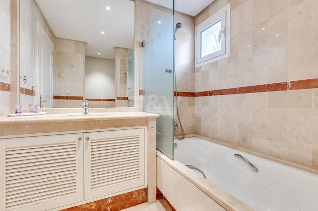 Ático exclusivo de 3 habitaciones frente a la playa con instalaciones de bienestar– Ventura del Mar -Ubicación privilegiada -Puerto Banús – Marbella | Disponible para alquiler a corto y medio plazo a partir de julio de 2026