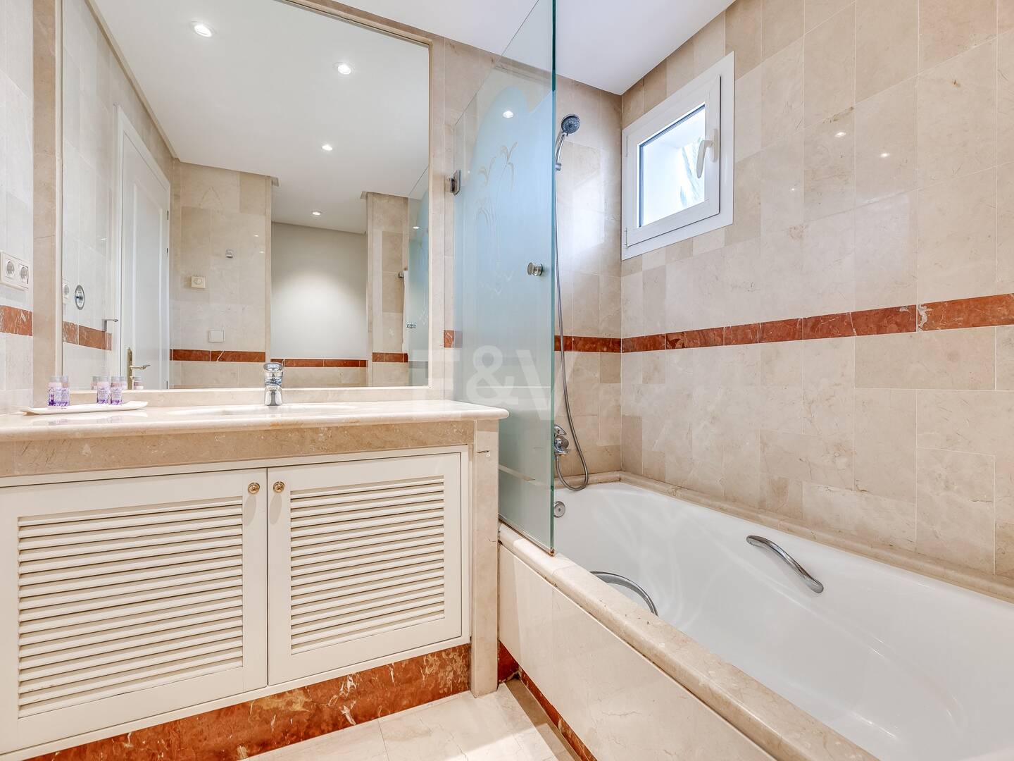 Ático exclusivo de 3 habitaciones frente a la playa con instalaciones de bienestar– Ventura del Mar -Ubicación privilegiada -Puerto Banús – Marbella | Disponible para alquiler a corto y medio plazo a partir de julio de 2026