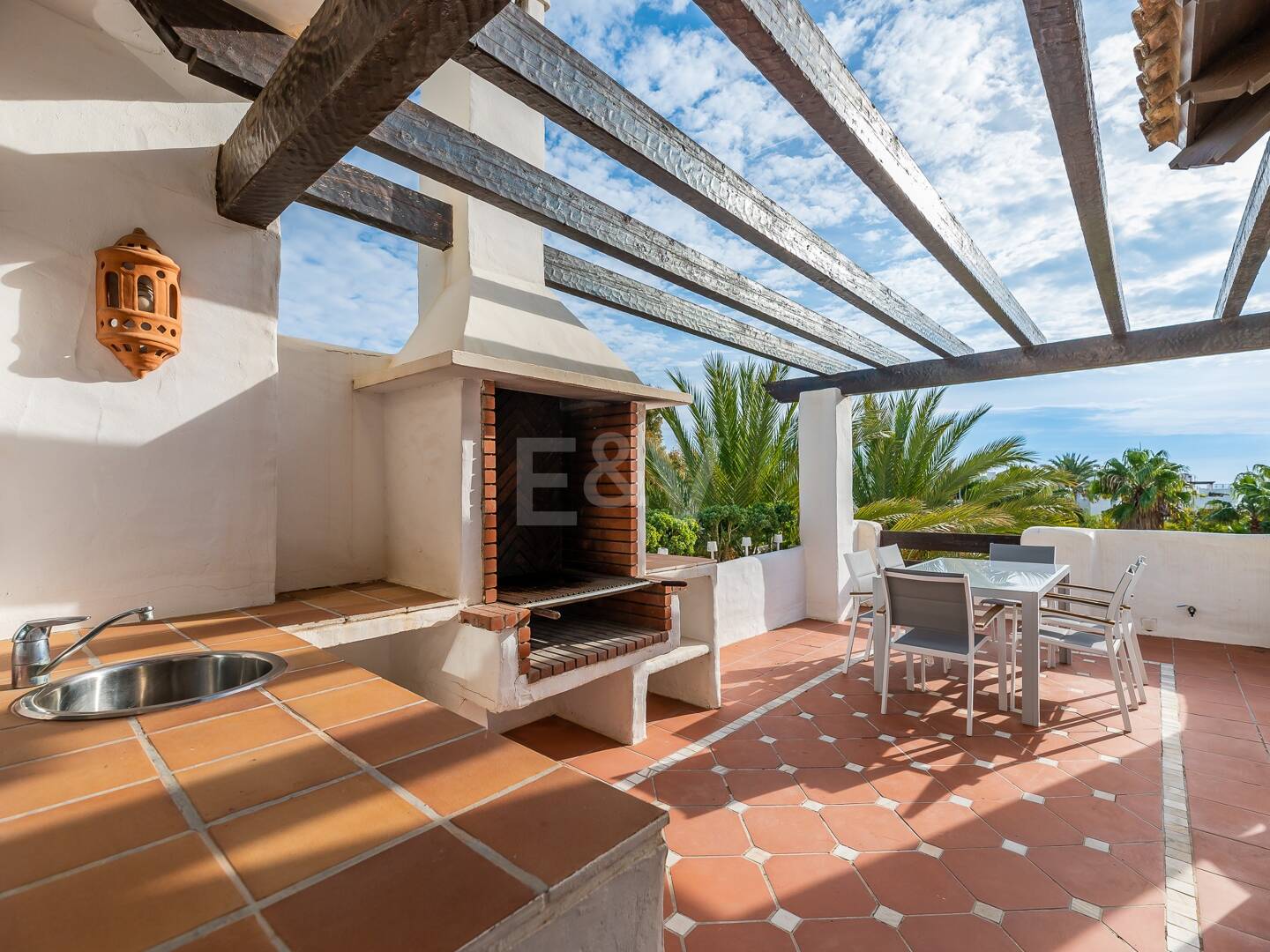 Ático exclusivo de 3 habitaciones frente a la playa con instalaciones de bienestar– Ventura del Mar -Ubicación privilegiada -Puerto Banús – Marbella | Disponible para alquiler a corto y medio plazo a partir de julio de 2026