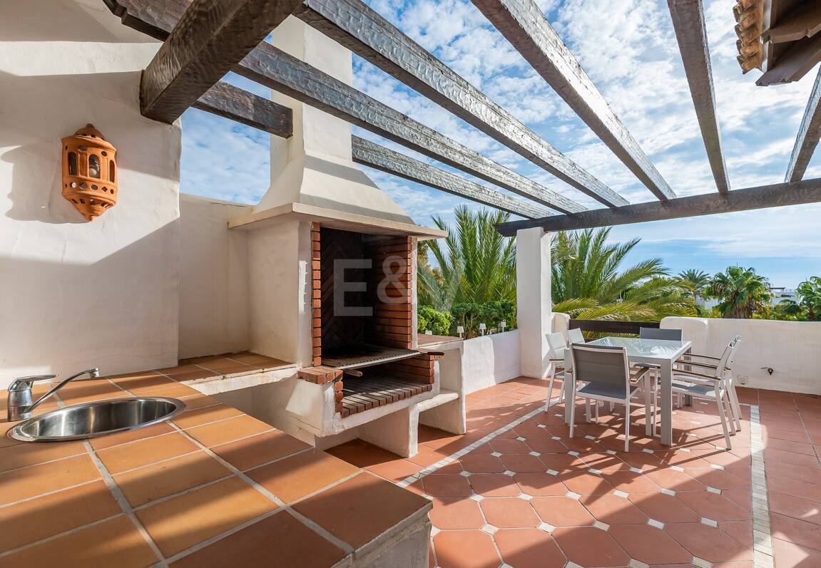 Ático exclusivo de 3 habitaciones frente a la playa con instalaciones de bienestar– Ventura del Mar -Ubicación privilegiada -Puerto Banús – Marbella | Disponible para alquiler a corto y medio plazo a partir de julio de 2026