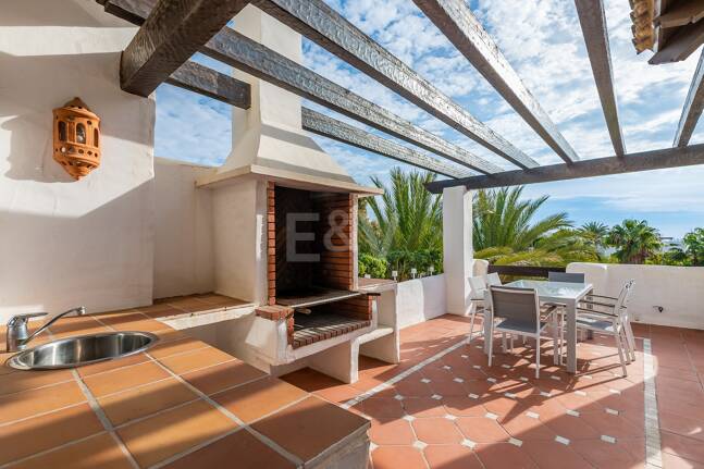 Ático exclusivo de 3 habitaciones frente a la playa con instalaciones de bienestar– Ventura del Mar -Ubicación privilegiada -Puerto Banús – Marbella | Disponible para alquiler a corto y medio plazo a partir de julio de 2026