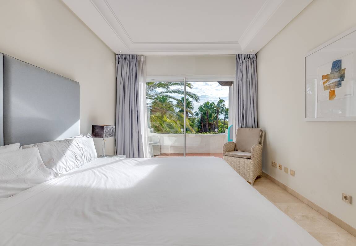 Ático exclusivo de 3 habitaciones frente a la playa con instalaciones de bienestar– Ventura del Mar -Ubicación privilegiada -Puerto Banús – Marbella | Disponible para alquiler a corto y medio plazo a partir de julio de 2026