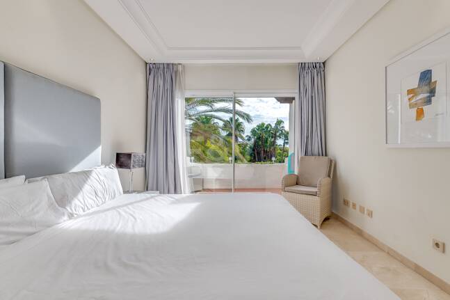 Ático exclusivo de 3 habitaciones frente a la playa con instalaciones de bienestar– Ventura del Mar -Ubicación privilegiada -Puerto Banús – Marbella | Disponible para alquiler a corto y medio plazo a partir de julio de 2026