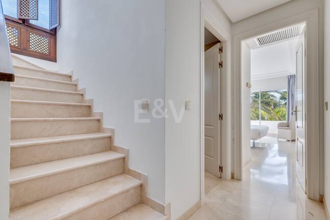 Ático exclusivo de 3 habitaciones frente a la playa con instalaciones de bienestar– Ventura del Mar -Ubicación privilegiada -Puerto Banús – Marbella | Disponible para alquiler a corto y medio plazo a partir de julio de 2026