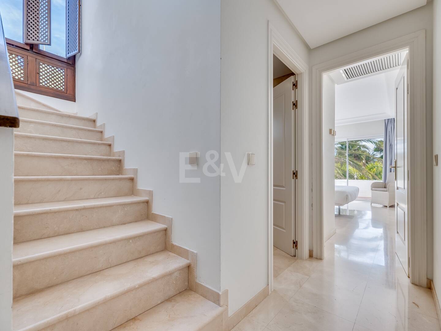 Ático exclusivo de 3 habitaciones frente a la playa con instalaciones de bienestar– Ventura del Mar -Ubicación privilegiada -Puerto Banús – Marbella | Disponible para alquiler a corto y medio plazo a partir de julio de 2026