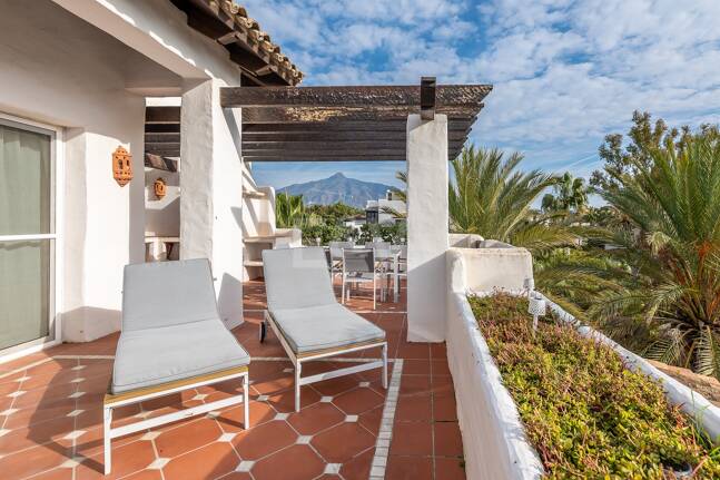 Ático exclusivo de 3 habitaciones frente a la playa con instalaciones de bienestar– Ventura del Mar -Ubicación privilegiada -Puerto Banús – Marbella | Disponible para alquiler a corto y medio plazo a partir de julio de 2026