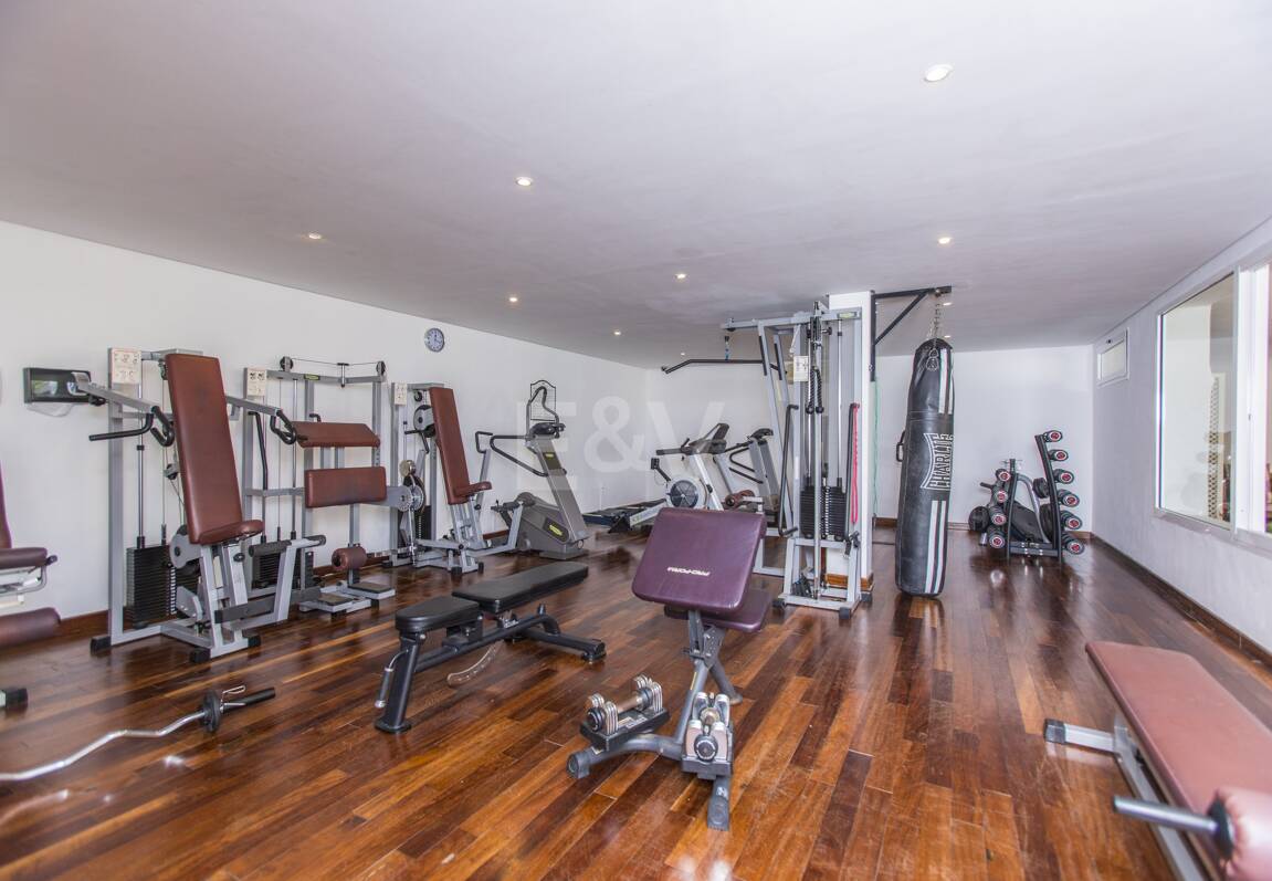 Ático exclusivo de 3 habitaciones frente a la playa con instalaciones de bienestar– Ventura del Mar -Ubicación privilegiada -Puerto Banús – Marbella | Disponible para alquiler a corto y medio plazo a partir de julio de 2026