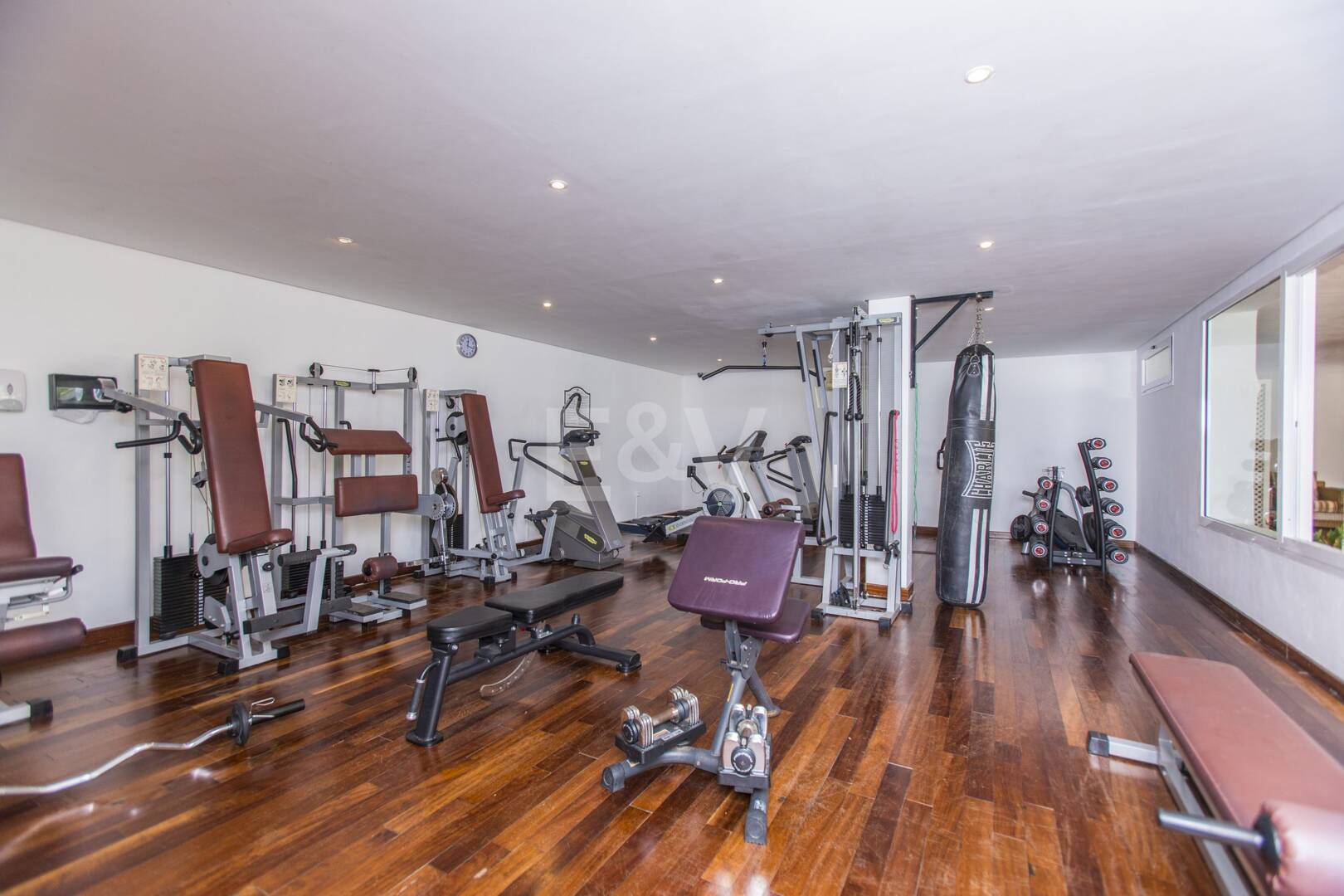 Ático exclusivo de 3 habitaciones frente a la playa con instalaciones de bienestar– Ventura del Mar -Ubicación privilegiada -Puerto Banús – Marbella | Disponible para alquiler a corto y medio plazo a partir de julio de 2026