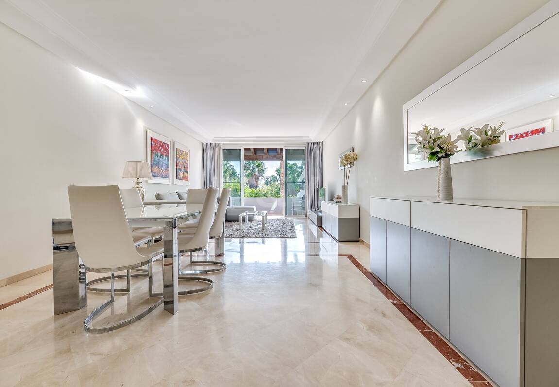 Ático exclusivo de 3 habitaciones frente a la playa con instalaciones de bienestar– Ventura del Mar -Ubicación privilegiada -Puerto Banús – Marbella | Disponible para alquiler a corto y medio plazo a partir de julio de 2026