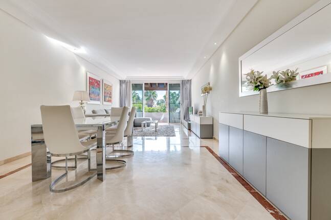 Ático exclusivo de 3 habitaciones frente a la playa con instalaciones de bienestar– Ventura del Mar -Ubicación privilegiada -Puerto Banús – Marbella | Disponible para alquiler a corto y medio plazo a partir de julio de 2026