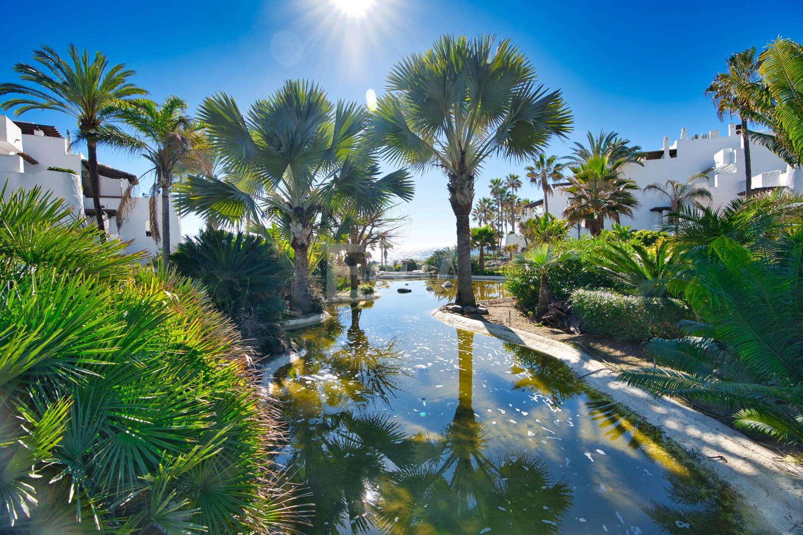 Ático exclusivo de 3 habitaciones frente a la playa con instalaciones de bienestar– Ventura del Mar -Ubicación privilegiada -Puerto Banús – Marbella | Disponible para alquiler a corto y medio plazo a partir de julio de 2026