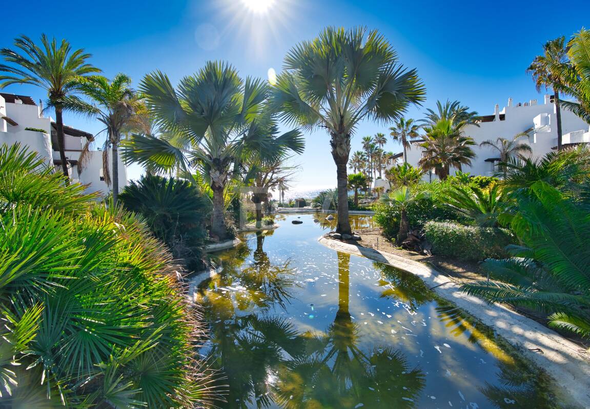 Ático exclusivo de 3 habitaciones frente a la playa con instalaciones de bienestar– Ventura del Mar -Ubicación privilegiada -Puerto Banús – Marbella | Disponible para alquiler a corto y medio plazo a partir de julio de 2026