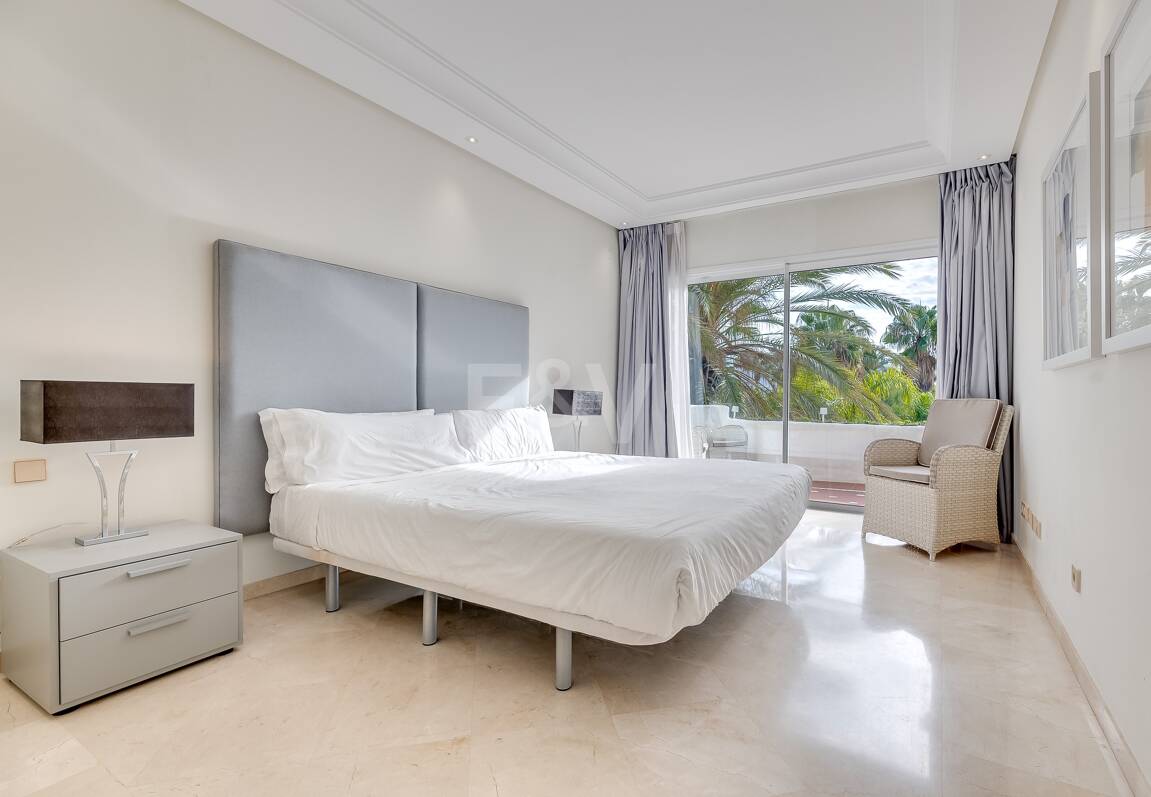 Ático exclusivo de 3 habitaciones frente a la playa con instalaciones de bienestar– Ventura del Mar -Ubicación privilegiada -Puerto Banús – Marbella | Disponible para alquiler a corto y medio plazo a partir de julio de 2026