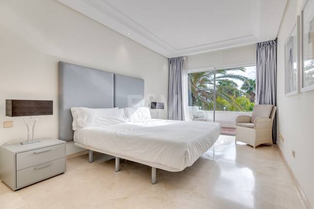 Ático exclusivo de 3 habitaciones frente a la playa con instalaciones de bienestar– Ventura del Mar -Ubicación privilegiada -Puerto Banús – Marbella | Disponible para alquiler a corto y medio plazo a partir de julio de 2026