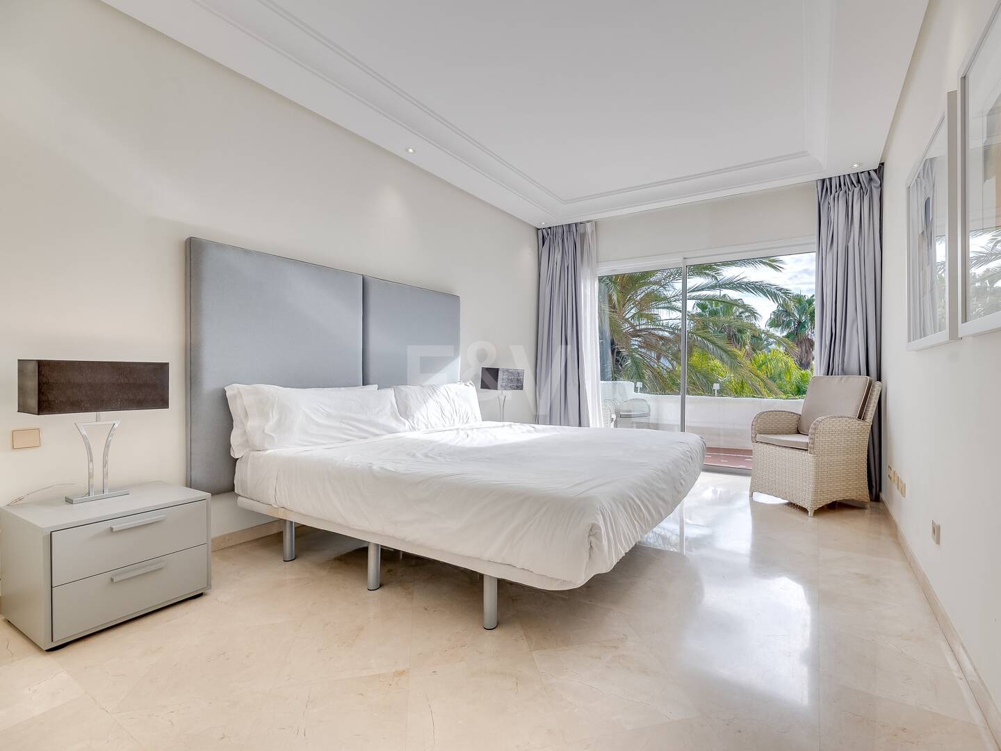 Ático exclusivo de 3 habitaciones frente a la playa con instalaciones de bienestar– Ventura del Mar -Ubicación privilegiada -Puerto Banús – Marbella | Disponible para alquiler a corto y medio plazo a partir de julio de 2026