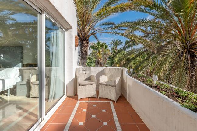 Ático exclusivo de 3 habitaciones frente a la playa con instalaciones de bienestar– Ventura del Mar -Ubicación privilegiada -Puerto Banús – Marbella | Disponible para alquiler a corto y medio plazo a partir de julio de 2026