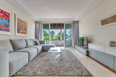 Ático exclusivo de 3 habitaciones frente a la playa con instalaciones de bienestar– Ventura del Mar -Ubicación privilegiada -Puerto Banús – Marbella | Disponible para alquiler a corto y medio plazo a partir de julio de 2026