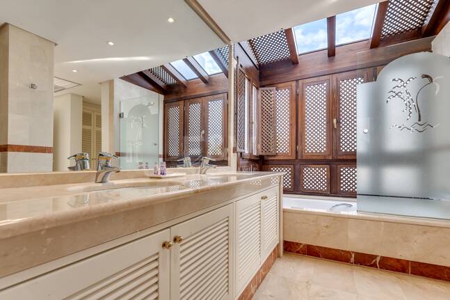 Ático exclusivo de 3 habitaciones frente a la playa con instalaciones de bienestar– Ventura del Mar -Ubicación privilegiada -Puerto Banús – Marbella | Disponible para alquiler a corto y medio plazo a partir de julio de 2026