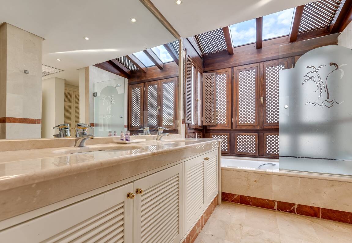 Ático exclusivo de 3 habitaciones frente a la playa con instalaciones de bienestar– Ventura del Mar -Ubicación privilegiada -Puerto Banús – Marbella | Disponible para alquiler a corto y medio plazo a partir de julio de 2026