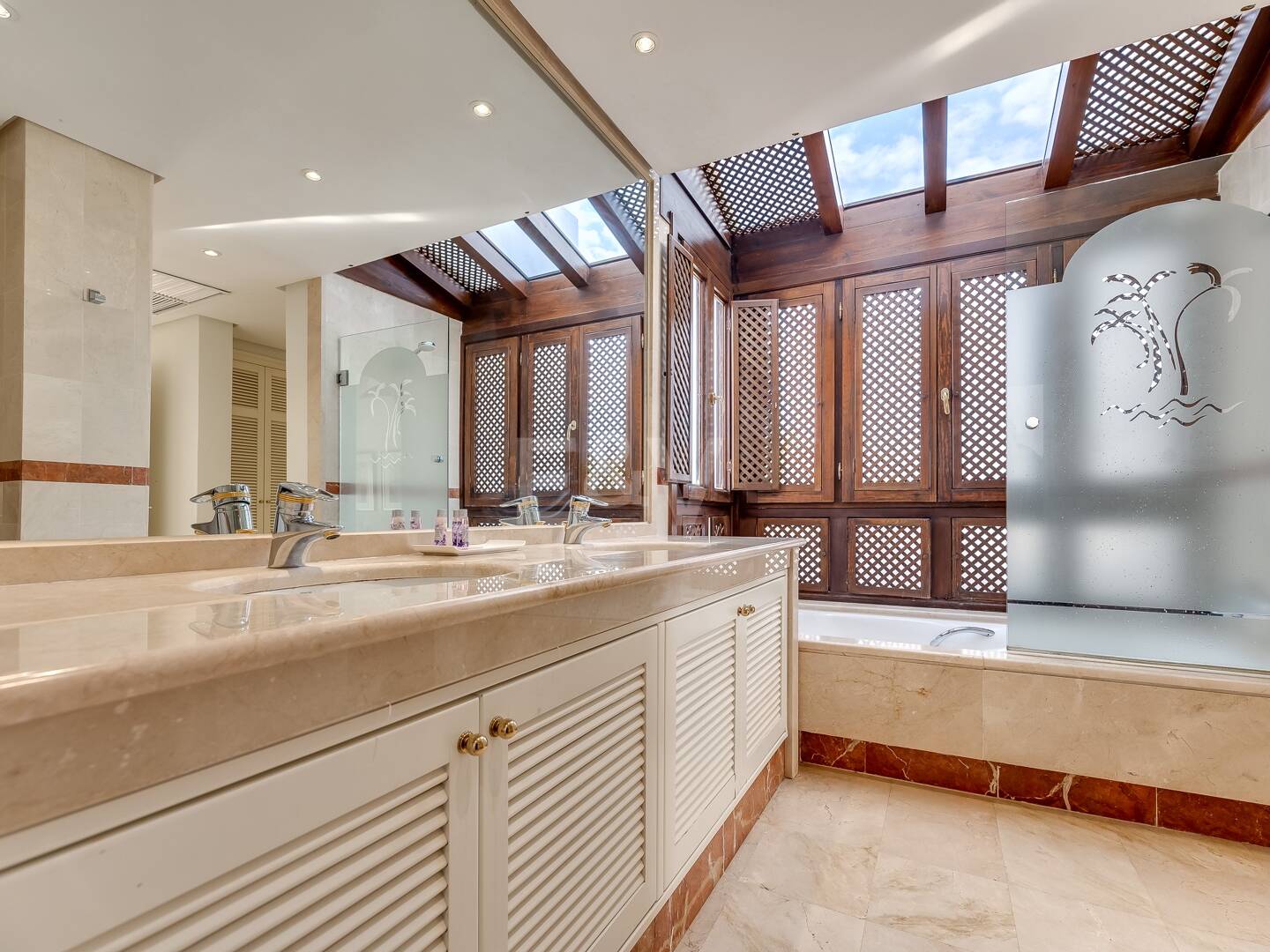 Ático exclusivo de 3 habitaciones frente a la playa con instalaciones de bienestar– Ventura del Mar -Ubicación privilegiada -Puerto Banús – Marbella | Disponible para alquiler a corto y medio plazo a partir de julio de 2026