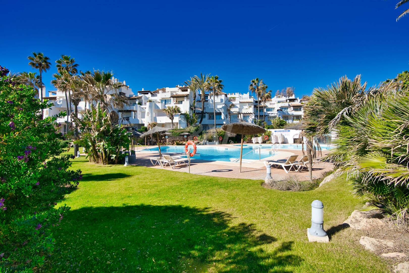 Ático exclusivo de 3 habitaciones frente a la playa con instalaciones de bienestar– Ventura del Mar -Ubicación privilegiada -Puerto Banús – Marbella | Disponible para alquiler a corto y medio plazo a partir de julio de 2026