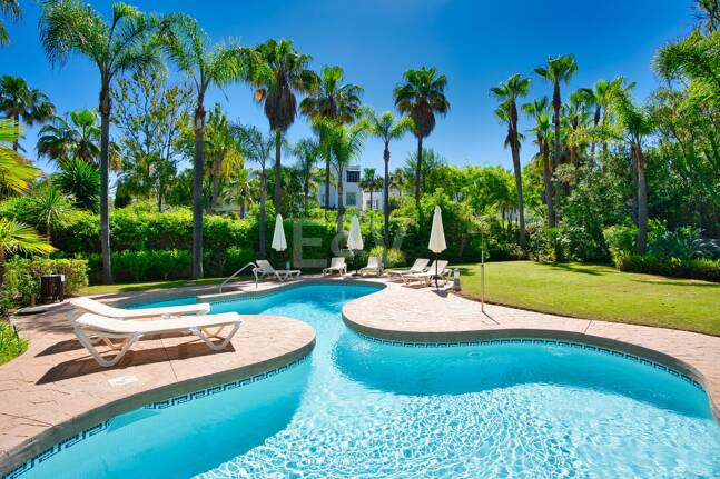 Ático exclusivo de 3 habitaciones frente a la playa con instalaciones de bienestar– Ventura del Mar -Ubicación privilegiada -Puerto Banús – Marbella | Disponible para alquiler a corto y medio plazo a partir de julio de 2026