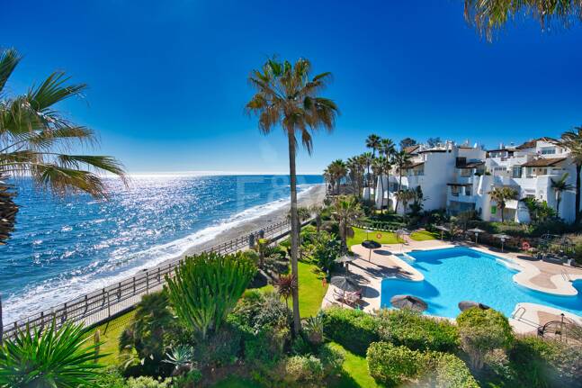 Ático exclusivo de 3 habitaciones frente a la playa con instalaciones de bienestar– Ventura del Mar -Ubicación privilegiada -Puerto Banús – Marbella | Disponible para alquiler a corto y medio plazo a partir de julio de 2026