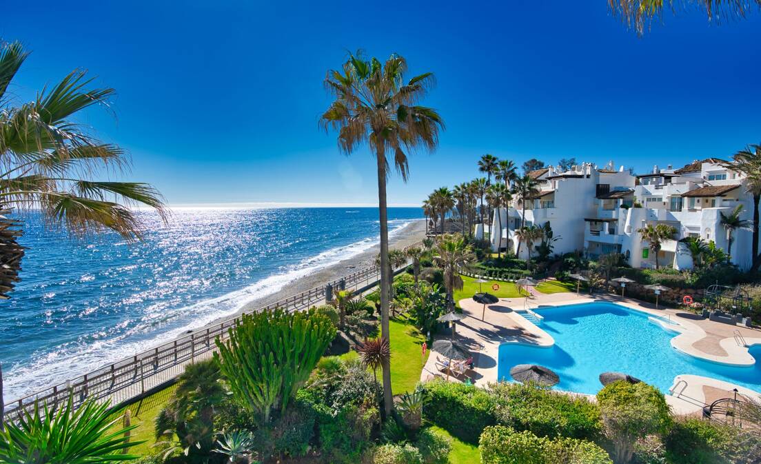 Ático exclusivo de 3 habitaciones frente a la playa con instalaciones de bienestar– Ventura del Mar -Ubicación privilegiada -Puerto Banús – Marbella | Disponible para alquiler a corto y medio plazo a partir de julio de 2026